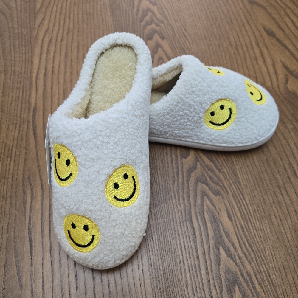 NWT Women's Slippers Plush Size Small 5 - 6 Yellow Happy Smiley Face House Shoes